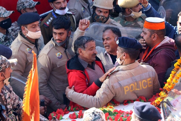 आंदोलन हाताबाहेर जात असल्याचं पाहताच यात वरिष्ट पोलिस अधिकाऱ्यांनी हस्तक्षेप करत परिस्थिती नियंत्रणात आणली आहे. 