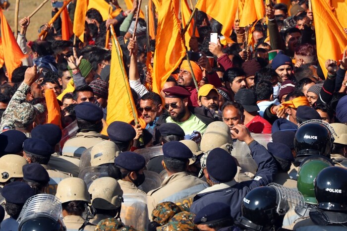 आंदोलन चिघळताच तपोवनातील टॉवर क्लॉकजवळ वाहनांच्या वाहतुकीस पूर्णपणे बंदी घालण्यात आली. अशा स्थितीत सकाळी आठ ते सायंकाळी सातपर्यंत तपोवन, सिद्धबारी या एरियात वाहतूक कोंडी झाली होती.