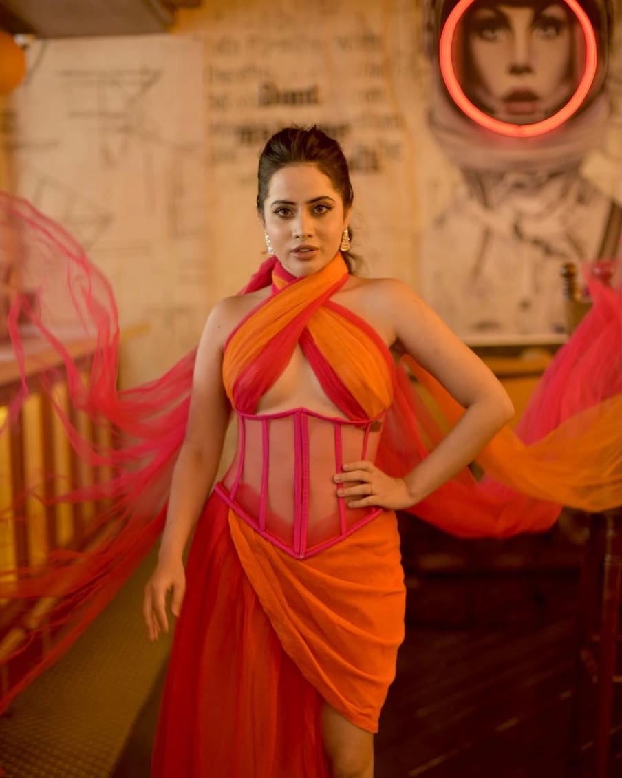 आता या फोटोंमुळे काही युझर्स तिला ट्रोल करत आहेत. काहींनी तिला पूर्ण कपडे घालण्याचा सल्ला दिला आहे. 'बहिणी, अंगभर कपडे घालत जा.' असा सल्ला तिला एका युझरने दिला आहे.