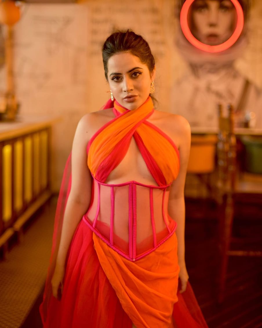 लोकप्रिय रिअॅलिटी शो 'बिग बॉस' च्या पहिल्या ओटीटी सीझनमधून प्रकाशझोतात आलेली उर्फी जावेद गेल्या काही दिवसांपासून तिच्या ड्रेसिंग सेन्समुळे नेहमीच चर्चेत असते.