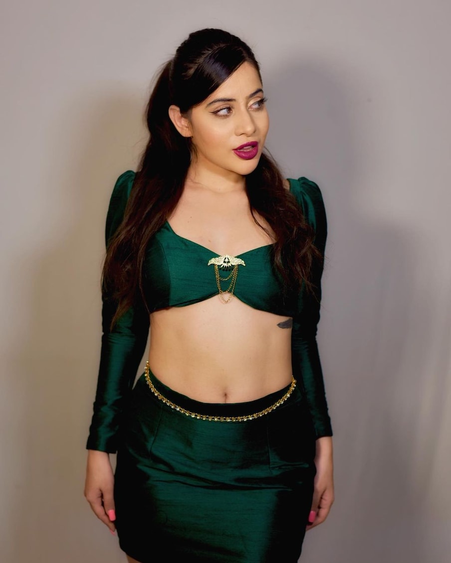 बिग बॉस ओटीटी या शोमध्ये उर्फीनं खूप धमाल केली होती. तिच्या बोल्ड आणि विलक्षण फॅशन सेन्समुळे ती चाहत्यांच्या मनावर अधिराज्य गाजवत आहे. 