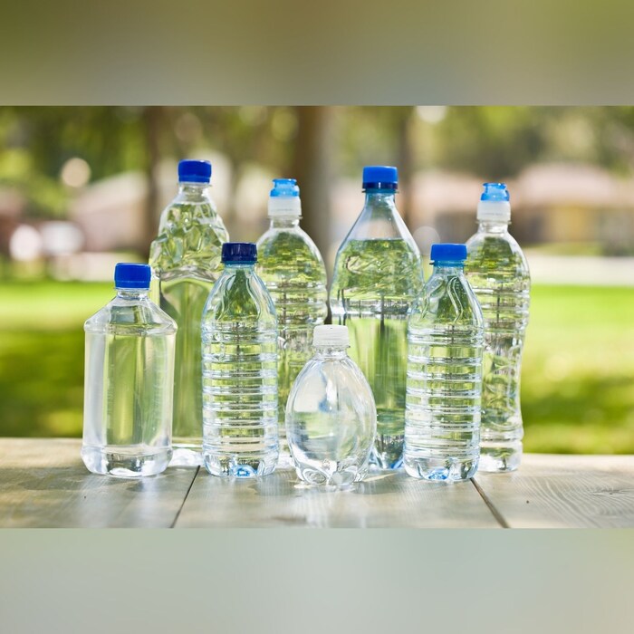 ही लक्षणं सामान्य वाटत असली तरी त्याकडे दुर्लक्ष करणं महागात पडू शकतं. यासाठी दररोज तीन ते साडेतीन लिटर पाणी पिणं आवश्यक आहे. तुम्ही थंडीमध्ये पाणी थंड असल्यामुळं ते योग्य प्रमाणात पिऊ शकत नसाल तर, पाणी थोडंसं कोमट करून प्यावं. (सूचना : येथे दिलेली माहिती सामान्य वैद्यकीय माहितीवर आधारित आहे. न्यूज 18 लोकमत त्याची हमी देत नाही.)