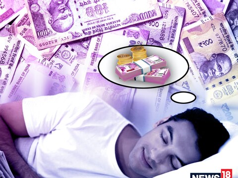 Dreams Signs Of Being Rich In Future : ज्योतिषशास्त्र असेही मानते की, काही स्वप्ने अचानक आर्थिक लाभ मिळण्याची पूर्वसूचना असतात. जाणून घेऊया रात्री दिसणारी स्वप्ने धनप्राप्तीकडे कशी घेऊन जातात.