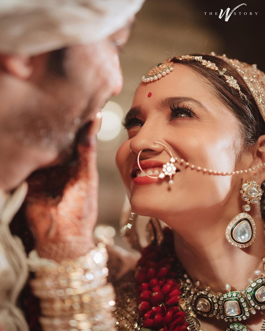 अंकिता आणि विकी २०१८ पासून एकमेकांना डेट करत होते. त्यांनी सोशल मीडियावर आपल्या प्रेमाचा खुलासा केला होता. 