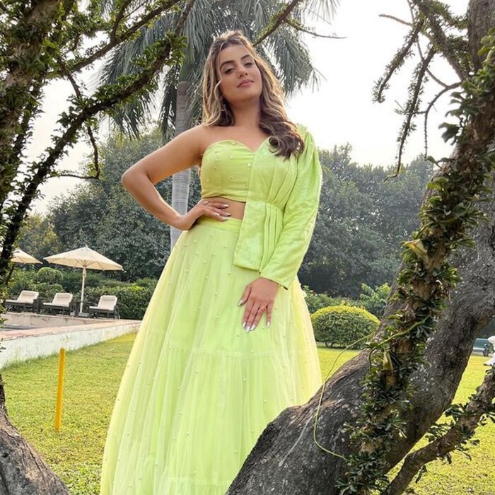 Neon कलरच्या या डिझायनर ड्रेसमध्ये अक्षरा सिंह चांगलीच सुंदर दिसत आहे. तिनं या फोटोंच्या कॅप्शनमध्ये लिहिलंय की I am my own crush....