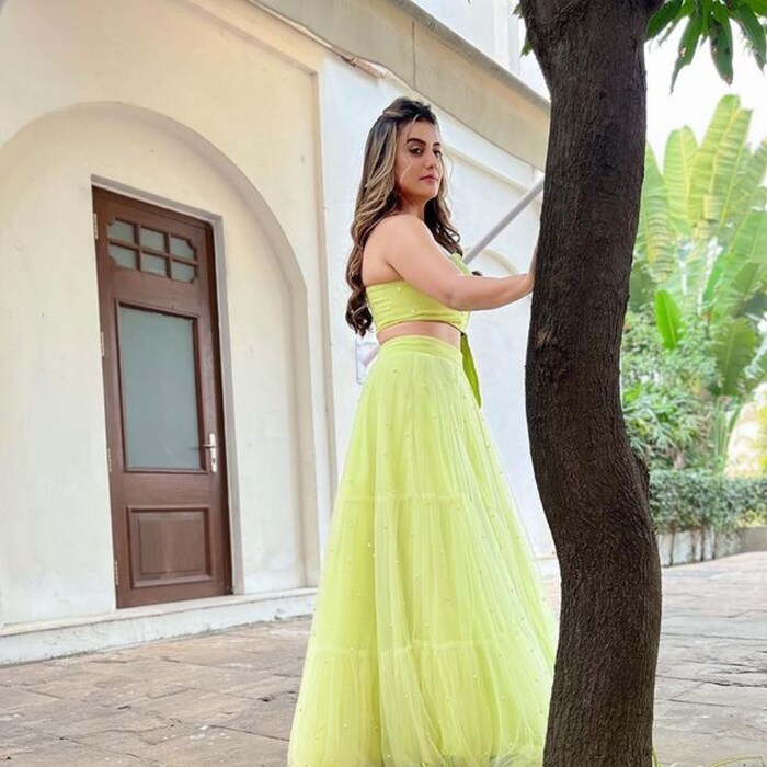 भोजपुरी चित्रपटांमध्ये अक्षरा ही देसी मुलगी वाटते, परंतु तिची ग्लॅमरस लाईफ आहे. 