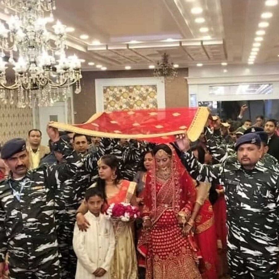 आपला भाऊ सैन्यात असताना शहिद झाला म्हणून तिच्या बहिणीला लग्नात त्याची कमतरता जाणवू नये म्हणून CRPF जवानांनी लग्नात हजरी लावली. त्यामुळं या लग्नाची आता चांगलीच चर्चा होत आहे.