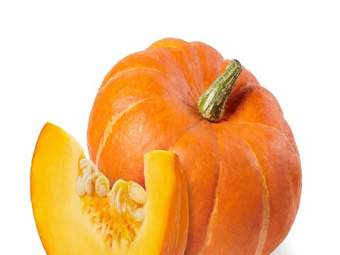 is pumpkin beneficial for diabetic patient : मधुमेहाच्या रुग्णांमध्ये (diabetic patient) रक्तातील साखर कमी करण्यासाठी भोपळ्याची मदत होते का, मधुमेहींनी भोपळा खावा की नाही, असे अनेक प्रश्न लोकांच्या मनात आहेत. भोपळ्यामध्ये कार्बोहायड्रेट आणि साखर दोन्ही आढळतात.