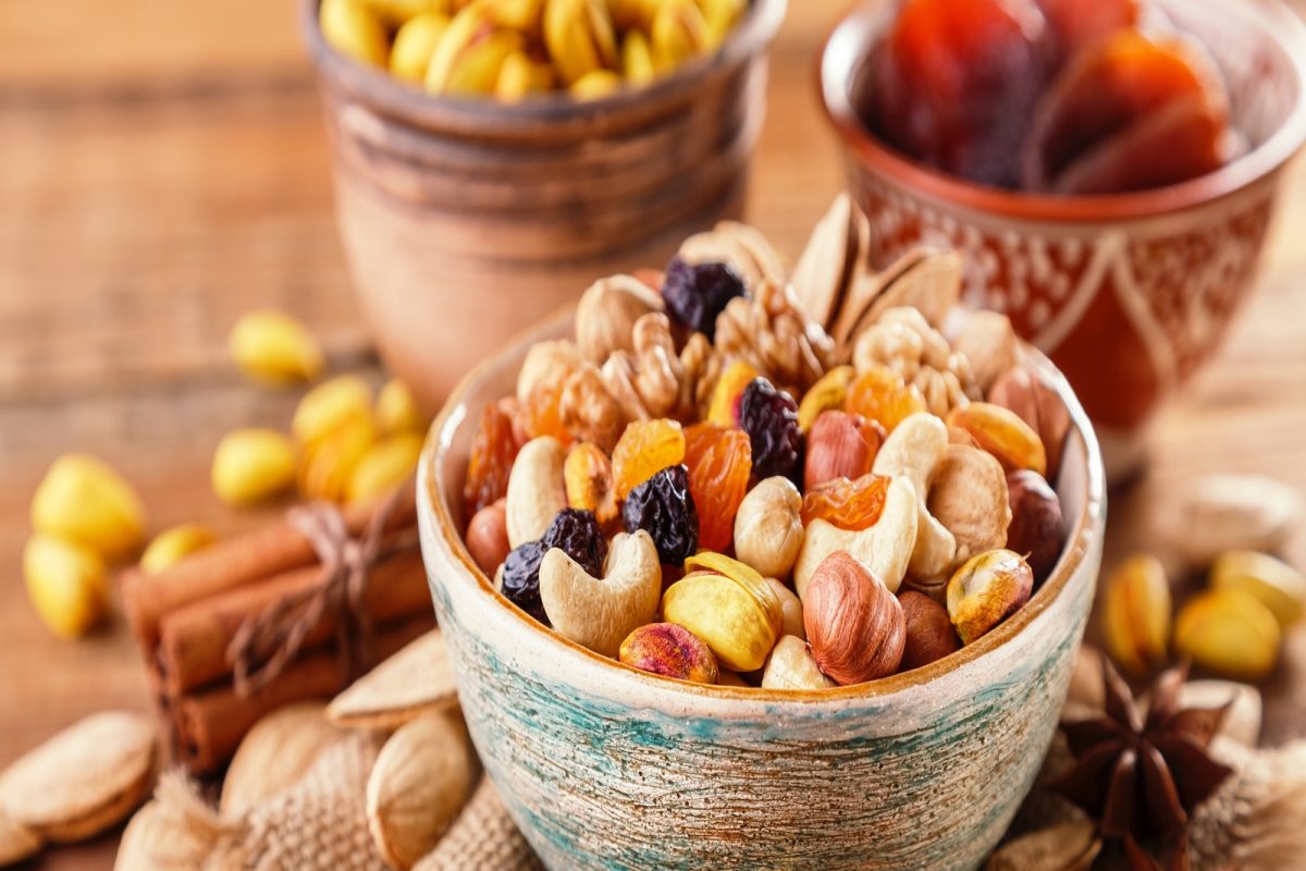 4. ड्रायफ्रुट्स
सुक्या मेव्यामध्ये सर्व पोषक घटक असतात. जे केस गळणे थांबवण्यास मदत करतात. जर केस गळण्याची समस्या असेल तर ताबडतोब आपल्या आहारात याचा समावेश करा. कारण या गोष्टींमध्ये अँटीऑक्सिडेंट म्हणून काम करणारे घटक असतात. यामुळे आपल्या केसांना खूप फायदा होतो.