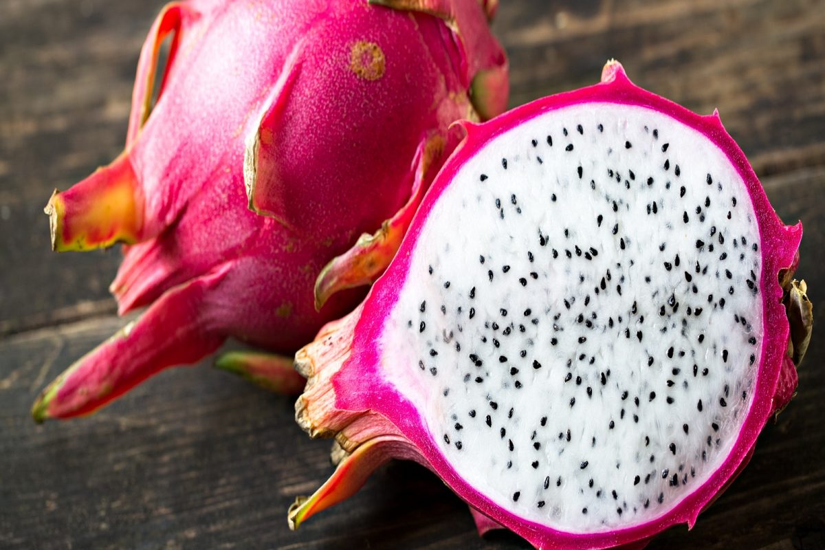 ड्रॅगन फ्रूट लिप बाम -
ड्रॅगन फ्रूट ओठांना मॉइश्चरायझिंग करून त्यांचा ओलावा टिकवून ठेवण्याचे काम करते. हा लिप बाम बनवण्यासाठी आधी ड्रॅगन फ्रूटचा रस काढा. आता व्हॅसलीन वितळवून ड्रॅगन फ्रूट ज्यूसमध्ये घाला. हे मिश्रण थंड होण्यासाठी फ्रीजमध्ये ठेवा आणि नियमितपणे ओठांवर लावा.