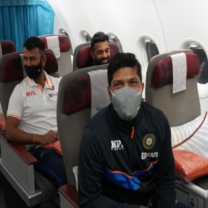 टीम इंडियाचे सर्व खेळाडू विशेष विमानानं रवाना झाले. या विमानाच्या आतील काही फोटो बीसीसीआयनं शेअर केले आहेत. (PC:BCCI)