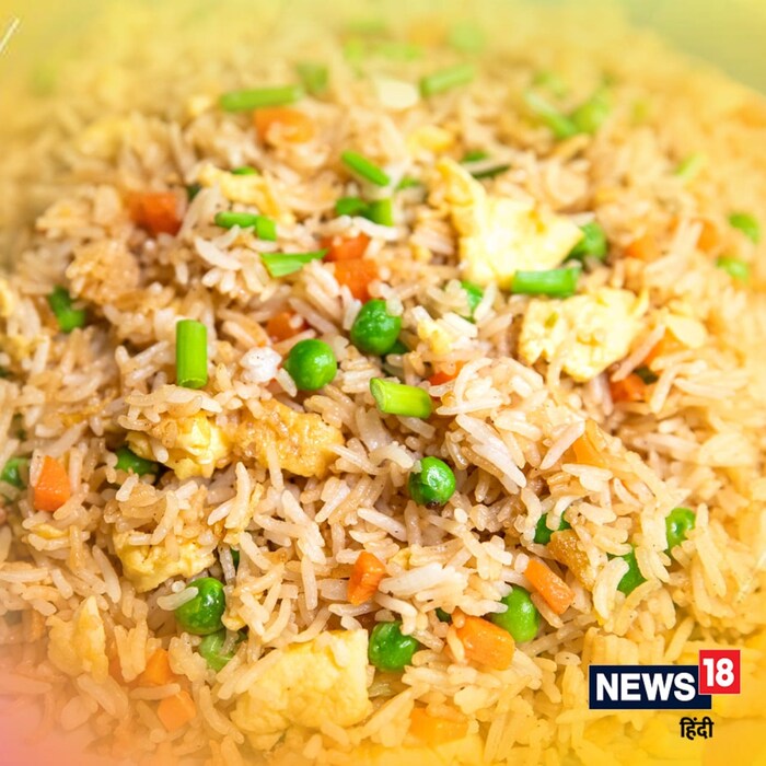Egg Fried Rice : एग फ्राईड राईस बनवण्यासाठी तळलेले अंडे सिंपल फ्राईड राईसमध्ये मिसळून बनवले जातात. विविध प्रकारच्या भाज्या मिसळून फ्राईड राइस तयार केला जातो. त्यात अंडी मॅश ही करता येते.