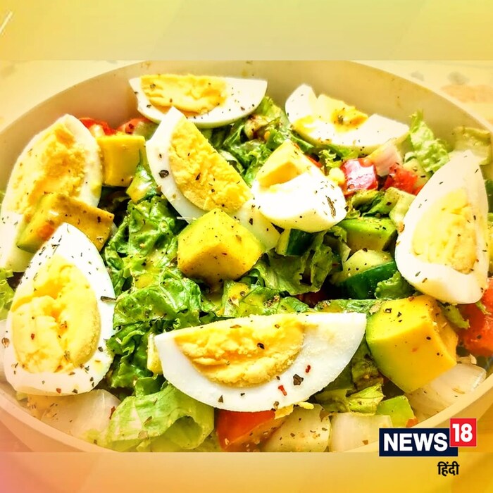 Egg Salad : प्रथिनेयुक्त अंड्याचे सलाड हा देखील नाश्त्यासाठी उत्तम पर्याय आहे. ते तयार करण्यासाठी कडक अंडी वापरली जातात. त्यात काळी मिरी, मीठ आणि तुमच्या आवडीची औषधी वनस्पती टाकून खाऊ शकता.