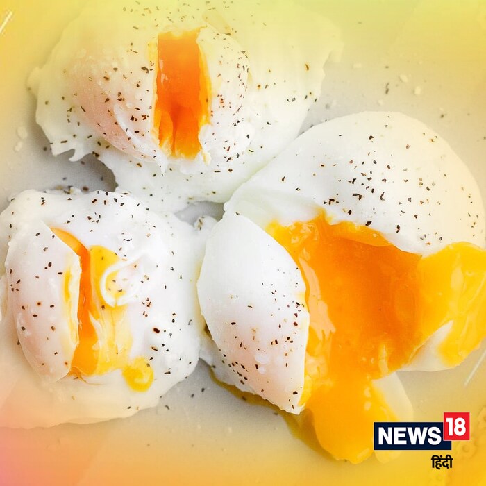 Poached Egg : नाश्त्यात काही वेगळं करून पहायचं असेल तर अंडी शिजवून बनवता तयार करता येतील. आधी अंड्याचे कवच काढून ते बनवले जाते. अंडी फोडून गरम पाण्यात टाकतात. नंतर ते गरम पाण्यात शिजवले जाते.