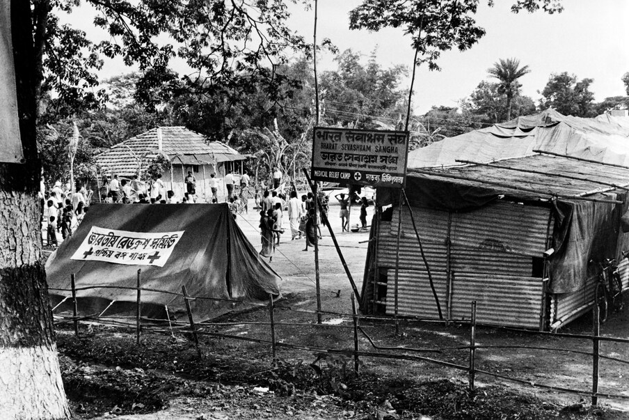 1971 च्या भारत-पाकिस्तान युद्धादरम्यान मे 1971 मध्ये भारतातील बंगाली निर्वासित शिबिराचं हे दृश्य. पूर्व पाकिस्तान आणि भारत विरुद्ध पश्चिम पाकिस्तान यांच्यातील या युद्धानंतर बांगलादेश पूर्व पाकिस्तानपासून वेगळे होऊन स्वतंत्र राष्ट्र बनले.