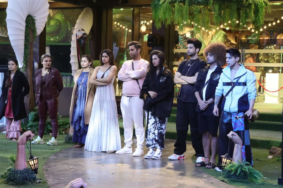 कलर्सच्या 'बिग बॉस 15' मध्ये कन्टेस्टंट फिनाले मध्ये प्रवेश करण्यासाठी संधी शोधत आहेत. देवोलीना, प्रतीक, रश्मी आणि शमिता कालच्या टास्कचे विजेते म्हणून कसे उदयास आलेले आहेत. त्यांच्या विजयाच्या पार्श्वभूमीवर या चौघांना आज रात्रीच्या 'म्युझियम टास्क' मध्ये एक फायदा देण्यात आला आहे. त्यांना शक्य तितक्या प्राचीन वस्तू लुटून घ्यायच्या आहेत. जो सर्वाधिक चोरी करण्यात यशस्वी होईल तो या हंगामातील दुसरा अंतिम फेरीचा खेळाडू होईल.