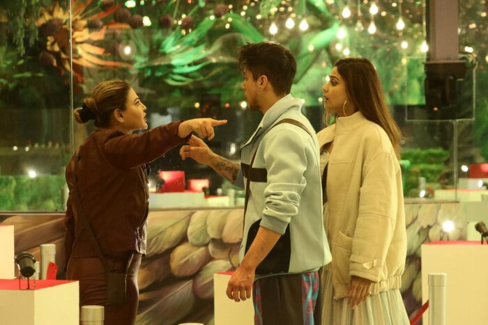 अभिजीत गुपचूप एक कलाकृती चोरतो, पण निशांत त्यांना असे करताना पकडतो. त्यानंतर निशांत 'तुम्ही गार्ड आहात, चोरी करू नका', असे म्हणत त्यांच्यावर ओरडतो. त्याचवेळी रश्मी काही वस्तू चोरते आणि शमिताने मॅनेजर राखी यांच्याकडे याबाबत तक्रार केल्यावर रश्मी म्हणते, 'मी एकही वस्तू चोरलेली नाही'.