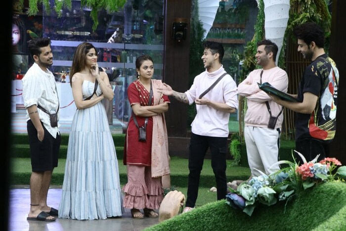 दरम्यान अभिजीत बिचुकलेने देवोलीनावर देवोलीना बद्दल आक्षेपार्ह टिप्पणी केल्यामुळं शो मध्ये मोठा गोंधळ उडाला आहे. त्यामुळं देवोलिना त्याच्यावर ओरडते आणि म्हणते, 'सीमारेषा ओलांडू नकोस'. या दोघांमध्ये आता जोरदार भांडणं होत असून अभिजीत बिचकुले आपल्या कमेंट्समुळं अडचणीत आला आहे. 