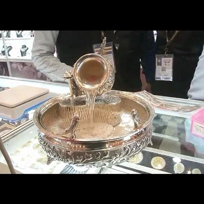 ज्वेलर्सनीही या शोमध्ये त्यांच्या कलात्मकतेचं खास प्रदर्शन केलेलं आहे. जगप्रसिद्ध ज्वेलर्सनीही या शोमध्ये विविध आकर्षक वस्तू सादर केल्या आहेत. यात मोठं चांदीचं ताट सर्वांना आकर्षित करत आहे.