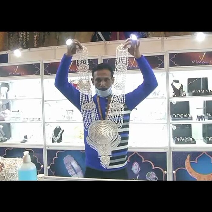 शोमध्ये एक मोठा नेकलेस देखील ठेवण्यात आला आहे. या नेकलेसच्या मध्यभागी एक मोठं पेंडेंट आहे. हा भलामोठा नेकलेस पाहण्यासाठी लोक येत आहे.