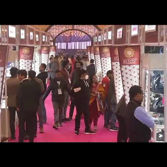 हा अनोखा ज्वेलरी शो पाहून लोक आश्चर्यचकित झाले आहेत. या ठिकाणी लोक दागिन्यांची ऑर्डरही बुक करत आहेत.