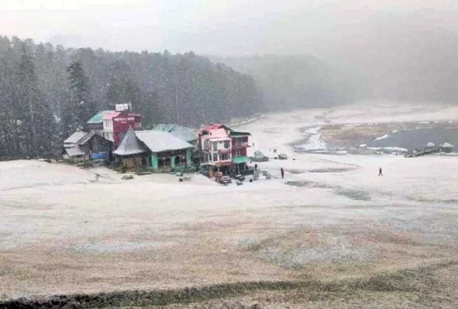 प्रसिद्ध पर्यटन स्थळ खज्जियारमध्येही हलकी बर्फवृष्टी झाली आहे. मिनी स्वित्झर्लंड असलेल्या खज्जियारमध्ये बर्फवृष्टी झाल्यानंतर तिथं पर्यटकांचा ओघ वाढण्याची शक्यता आहे.