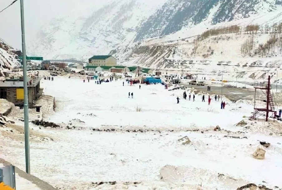 लाहौलमध्ये सतत बर्फवृष्टी होत आहे. सध्या लेह मनाली हायवे बंद आहे. सततच्या बर्फवृष्टीमुळे लाहौलमधील जनजीवन विस्कळीत झालेलं आहे.