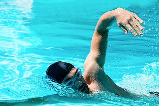 हृदय, फुफ्फुस निरोगी ठेवायचं असेल तर पोहायला निघा; Swimming चे हे फायदे आहेत जबरदस्त
