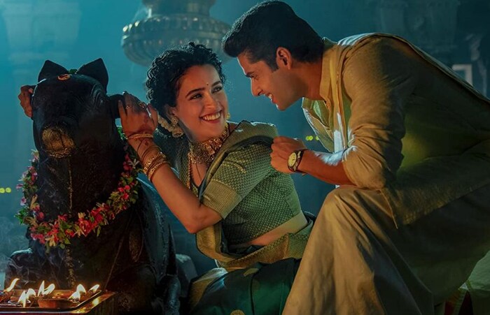 या चित्रपटात मीनाक्षीचे सासरे तिला तिच्या मित्राच्या चहाच्या बागेत काम करण्यास नकार देतात, कारण त्यांना त्यांच्यात संबंध असल्याचा संशय असतो. त्याचप्रमाणे मीनाक्षीच्या एका मैत्रिणीने तिला साडी भेट दिली तर तिच्या सासरच्या मंडळींना ते आवडत नाही.