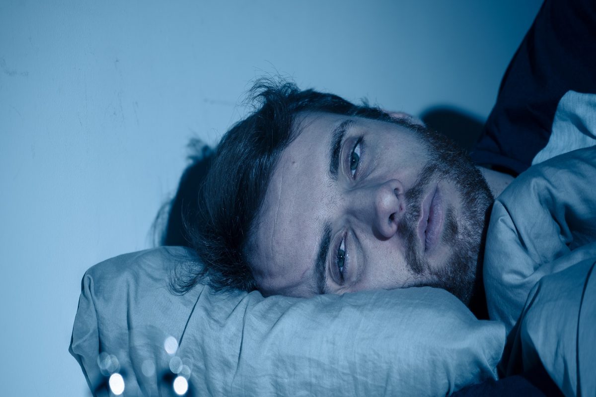 रात्र-रात्रभर झोप लागत नाही? ही ट्रिक वापरून 60 सेंकदात व्हाल गुडूप, एकदा करून पाहा