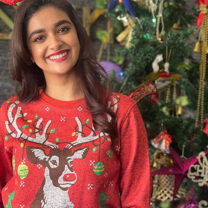 किर्तीनं फोटो शेयर केल्यानंतर काही तासांतच फोटोंना साडेआठ लाखांहून अधिक लाईक्स मिळाले असून चाहते तिच्या लूकचे कौतुक करत आहेत. 