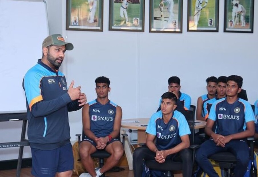 रोहित शर्मा सध्या नॅशनल क्रिकेट अकादमी बंगळुरूमध्ये हॅमस्ट्रिंगच्या दुखापतीचा उपचार करत आहे. यामुळं तो NCA मध्ये आगामी U-19 आशिया चषक स्पर्धेची तयारी करत असलेल्या U-19 खेळाडूंशी तो संवाद साधताना दिसला.