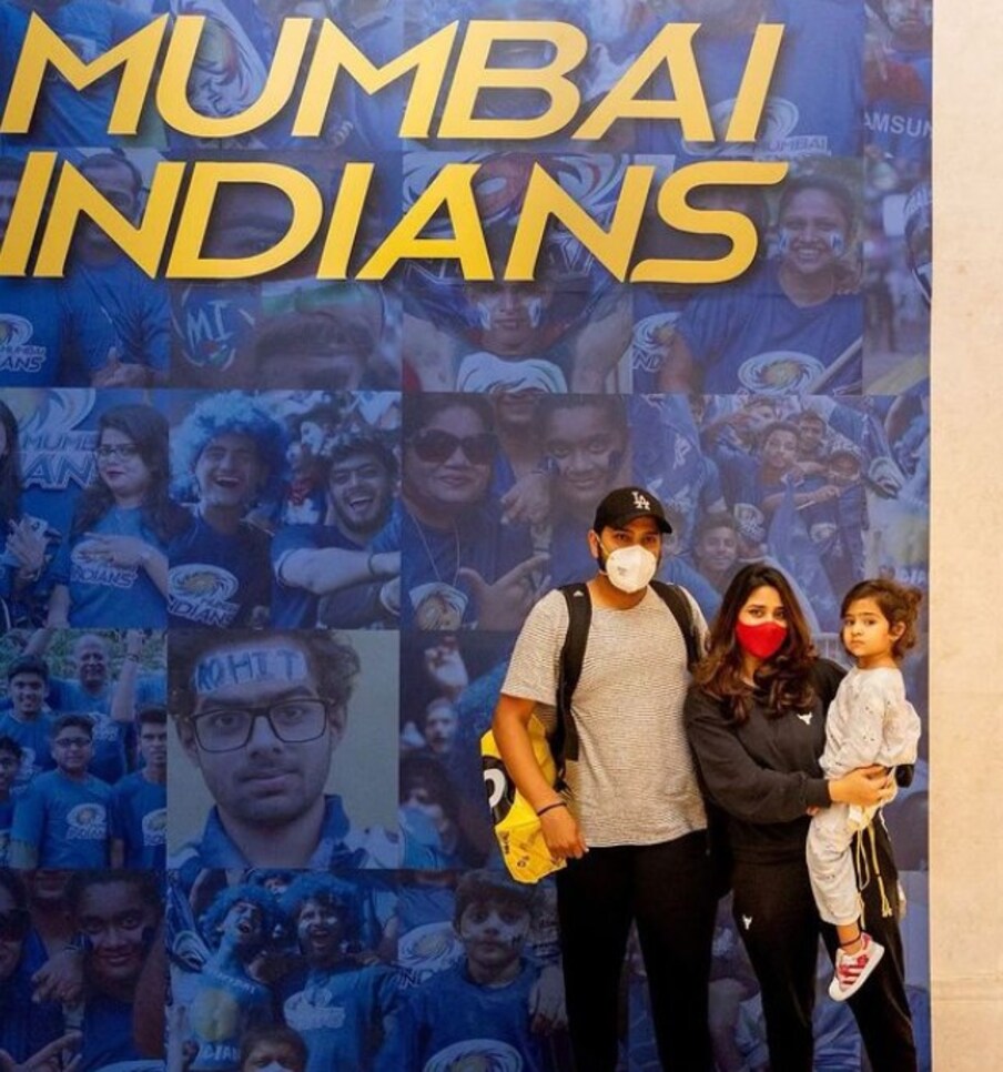 यूएईमध्ये आयपीएल संपल्यानंतर रोहित शर्मा पत्नी रितिका सजदेह आणि मुलगी समायरा सोबत मुंबईत पोहचला होता, त्याचा हा फोटो.