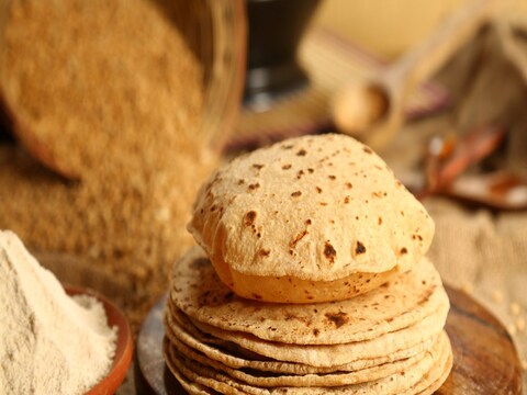 How To Make Soft And Fluffy Rotis Follow These Easy Tips : पोळी, रोटी, भाकरी, पराठा, नान हे प्रकार बनवणं फार कठीण काम नाही. मात्र, प्रत्येकाला ते जमतातच असं नाही. जर तुम्हालाही हे पदार्थ बनवणं कठीण जात असेल तर या टिप्स तुमचं काम सोपं करतील.