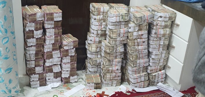 GST इंटेलिजन्स, सेंट्रल बोर्ड ऑफ इनडायरेक्ट टॅक्स अँड कस्टम्स (CBIC) आणि आयकर विभागाने अत्तर व्यापारी पियुष जैन यांच्या घरावर केलेल्या संयुक्त छाप्याला ऑपरेशन बिग बाजार असं नाव देण्यात आलं आहे. या छाप्यात आतापर्यंत 187 कोटींची रोकड, 250 किलो चांदी आणि सुमारे 25 किलोंचं सोनं सापडलेलं आहे.