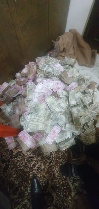 पीयूष जैन यांच्या घरावर छापे टाकल्यानंतर इतकी रोकड सापडली की अधिकाऱ्यांना त्यांची मोजणी करणंही कठीण झालं. 24 डिसेंबरपासून सुरू झालेल्या कारवाईला दोन दिवसांपेक्षा जास्त कालावधी झाला आहे. अजूनही कारवाई सुरूच आहे. पलंग, भिंती, कपाट आणि तळघरांमध्ये अफाट रोकड भरलेली होती. सर्वत्र नोटा आणि सोन्याच्या वीटा पाहून आयकर अधिकारीही अचंबित झाले.