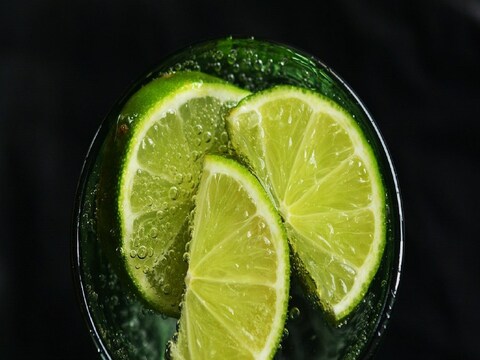 Lemon Water Side effects : अतिरिक्त प्रमाणात लिंबू पाणी प्यायल्यानं तुमच्या शरीरात अनेक समस्या उद्भवू शकतात. जाणून घेऊया लिंबूपाणी जास्त प्रमाणात सेवन केल्यास आपल्या शरीराला काय नुकसान (Side Effects Of  Lemon Water) होऊ शकतं.