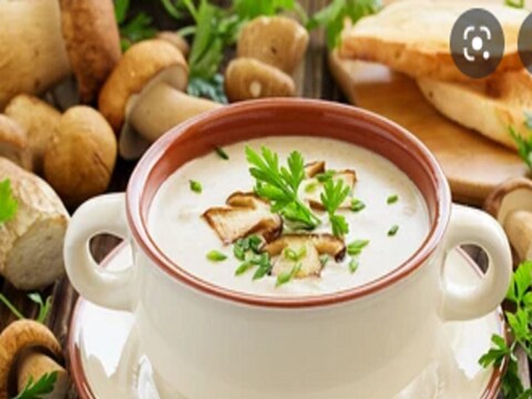 Healthy Soups for weight loss: हिवाळ्यात वजन नियंत्रित करायचं असेल किंवा वजन वाढू द्यायचं नसेल तर तुम्ही 
काही सूपचा आहारात समावेश करू शकता. यामुळे भूक कमी होईल आणि लठ्ठपणाही वाढणार नाही. 