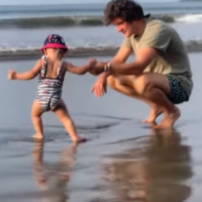 सोशल मीडियावर व्हायरल झालेल्या फोटोंमध्ये श्रेया आधी आंद्रेई कोस्चिवसोबत रोमँटिक मूड मध्ये लिपलॉक करताना दिसत आहेत.