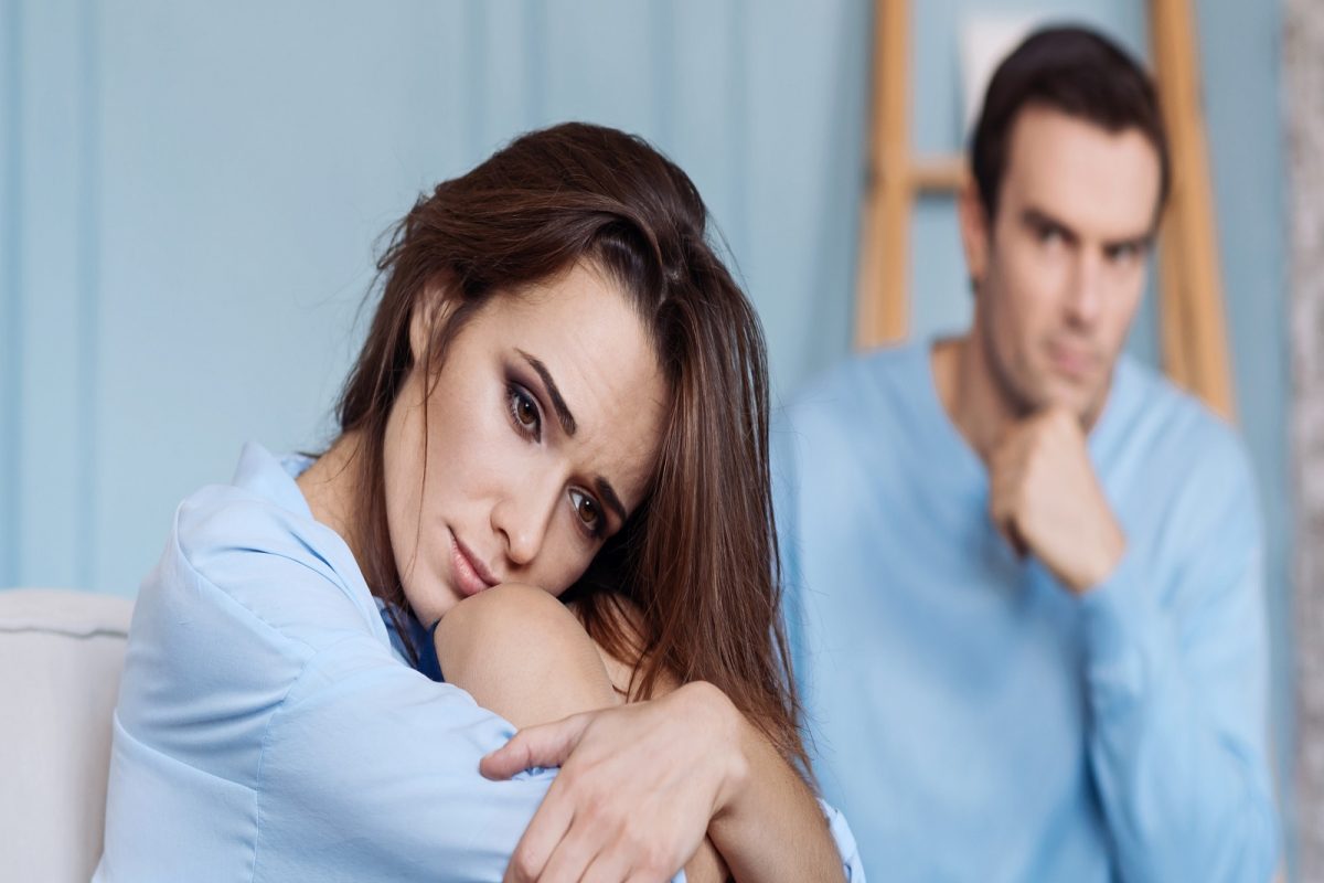 डोअर मॅट बनू नका - जर तुम्ही एखाद्या व्यक्तीसाठी तुमची उपस्थिती सतत देत राहिलात तर काही काळानंतर तुम्ही तुमचं त्या व्यक्तीच्या आयुष्यातील महत्त्व गमावू लागाल. अशी व्यक्ती तुमच्या भावनांना तुच्छ लेखते आणि तुम्हाला गृहीत धरू लागते. त्याला वाटू लागतं की, तुम्ही रिकामे बसला आहात. तुम्हाला दुसरं काही काम नाही. अशा परिस्थितीत, दुसऱ्याचे डोअर मॅट बनणे टाळा (कुणाच्या पायाखालचं पायपुसणं बनू नका) आणि लोकांना तुमचा गैरफायदा घेऊ देऊ नका.