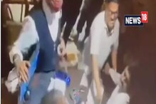 जेवणाचं बिल मागितल्याचा राग, मुंबई पोलिसाने केली कॅशिअरची धुलाई; पाहा VIDEO जेवणाचं बिल मागितल्याचा राग, मुंबई पोलिसाने केली कॅशिअरची धुलाई; पाहा VIDEO