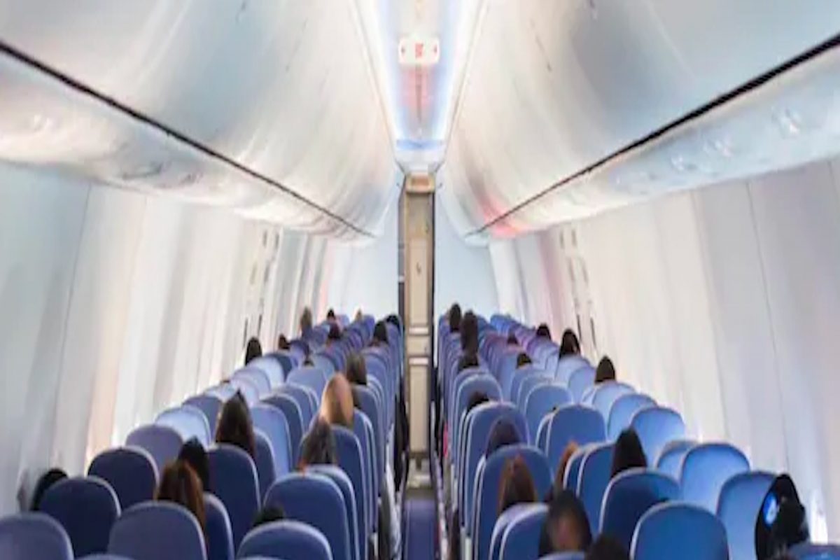 गळ्यात पट्टा बांधून महिलेला आणलं फ्लाईटमध्ये, लोक झाले चकीत; पाहा VIDEO