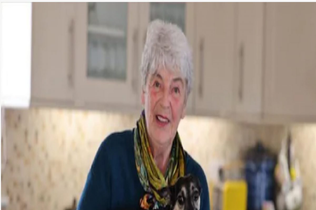 महिलेनं कुत्र्याला बनवलं लेखक, प्राण्यांच्या भाषेतून केला इंग्रजीत अनुवाद