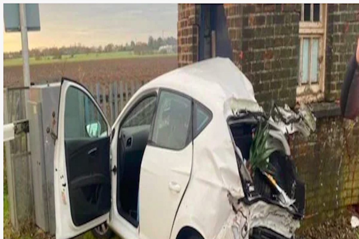 गाडीचा चेंदामेंदा होऊनही वाचला महिलेचा जीव, Photo पाहून वाटेल आश्चर्य