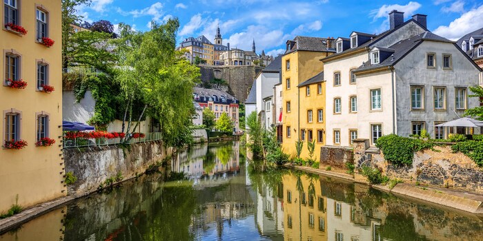 लक्झेंबर्ग (Luxembourg) : सर्वाधिक पगार देण्याच्या बाबतीत, लक्झेंबर्ग दुसऱ्या क्रमांकावर आहे (Jobs in Luxembourg). हा देश युरोपचे आर्थिक केंद्र मानला जातो. लक्झेंबर्गमध्ये, पगारातून 37.7 टक्के कर कापूनही, प्रत्येक व्यक्तीला वार्षिक 38,951 युरो मिळतात.