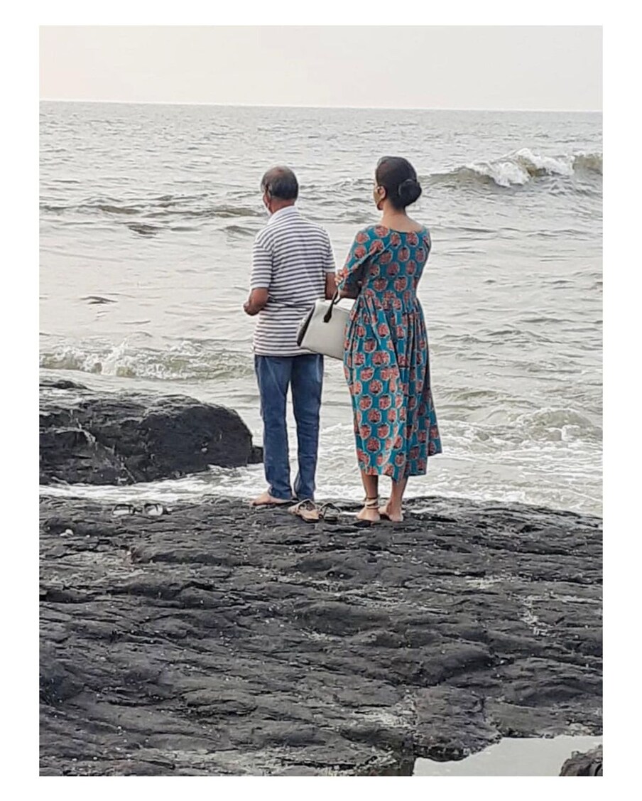 अभिनेत्रीने आज आपल्या इन्स्टाग्राम अकाऊंट वरून ही माहिती सर्वांना दिली आहे. सायली संजीवने वडिलांसोबतचे काही खास फोटो सोशल मीडियावर शेअर केले आहेत. 