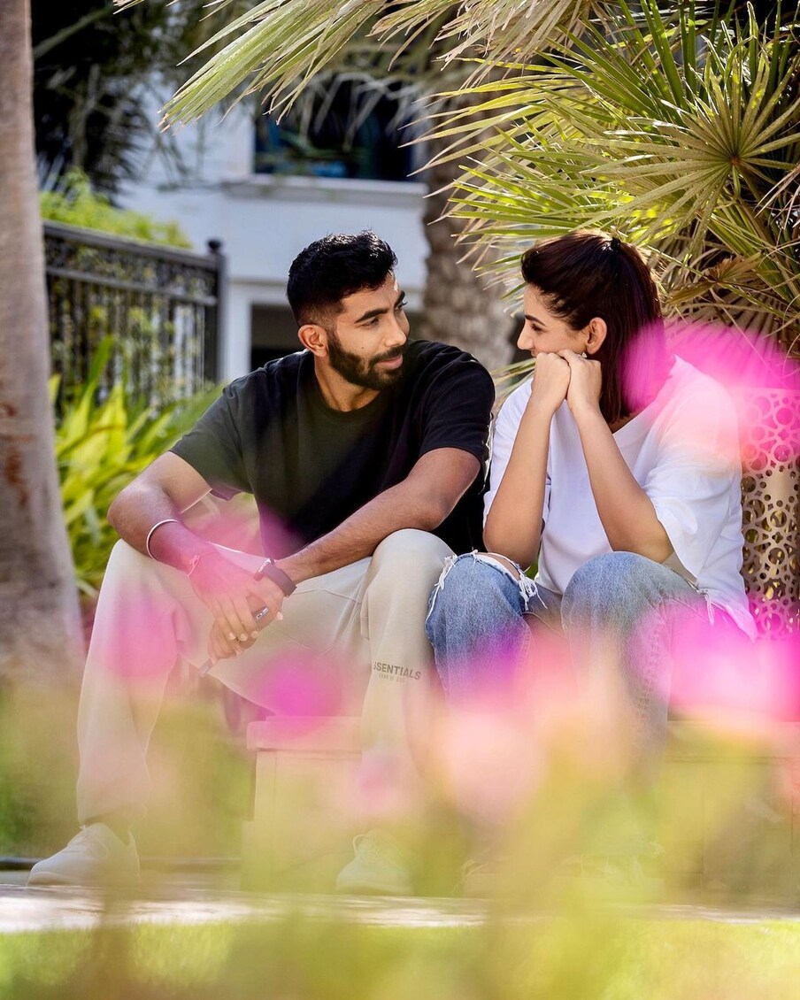 दोघांचा रोमँटिक फोटो पोस्ट करत संजनाने खास कॅप्शन देत बुमराहला शुभेच्छा दिल्या आहेत. 'ज्या ठिकाणी मला नेहमी तुझ्यासोबत राहायचे आहे..' वाढदिवसाच्या मनापासून शुभेच्छा...असे तिने कॅप्शनमध्ये म्हटले आहे. 