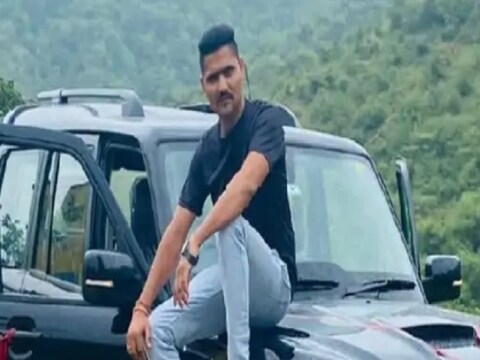 पोलिसांनी एका महिलेला पोलीस ठाण्यात नेऊन तिच्यावर बलात्कार करण्याचा प्रयत्न केला. तिच्यावर अनेक अत्याचार केले