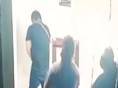 चक्क एका एटीएममध्ये महिला पैसे काढत असताना त्यांच्यासमोरच (Man urinates at ATM video goes viral) तरुणाने लघवी केल्याचा व्हिडिओ सध्या सोशल मीडियात जोरदार व्हायरल होत आहे.