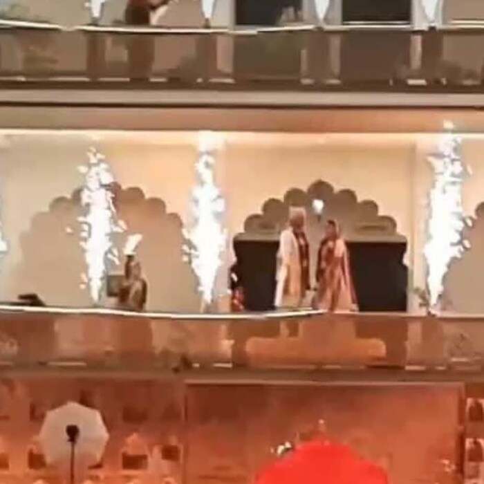 वधू-वर बनलेल्या कतरिना-विकीचे फटाक्यांच्या आतषबाजीत स्वागत करण्यात आले. ऑफ व्हाइट शेरवानीमध्ये विकी हॅण्डसम दिसत होता. या जोडीची पहिली झलक पाहायला मिळाल्याने चाहते खूपच खूश आहेत.